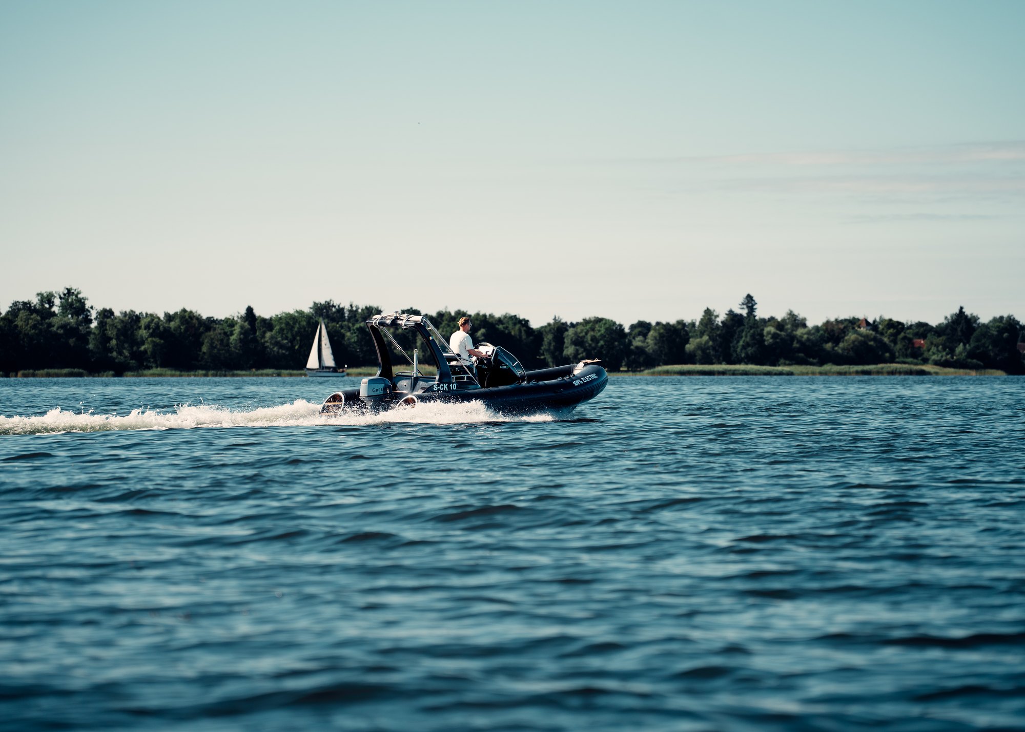 Electric RIB in Fahrt auf dem See
