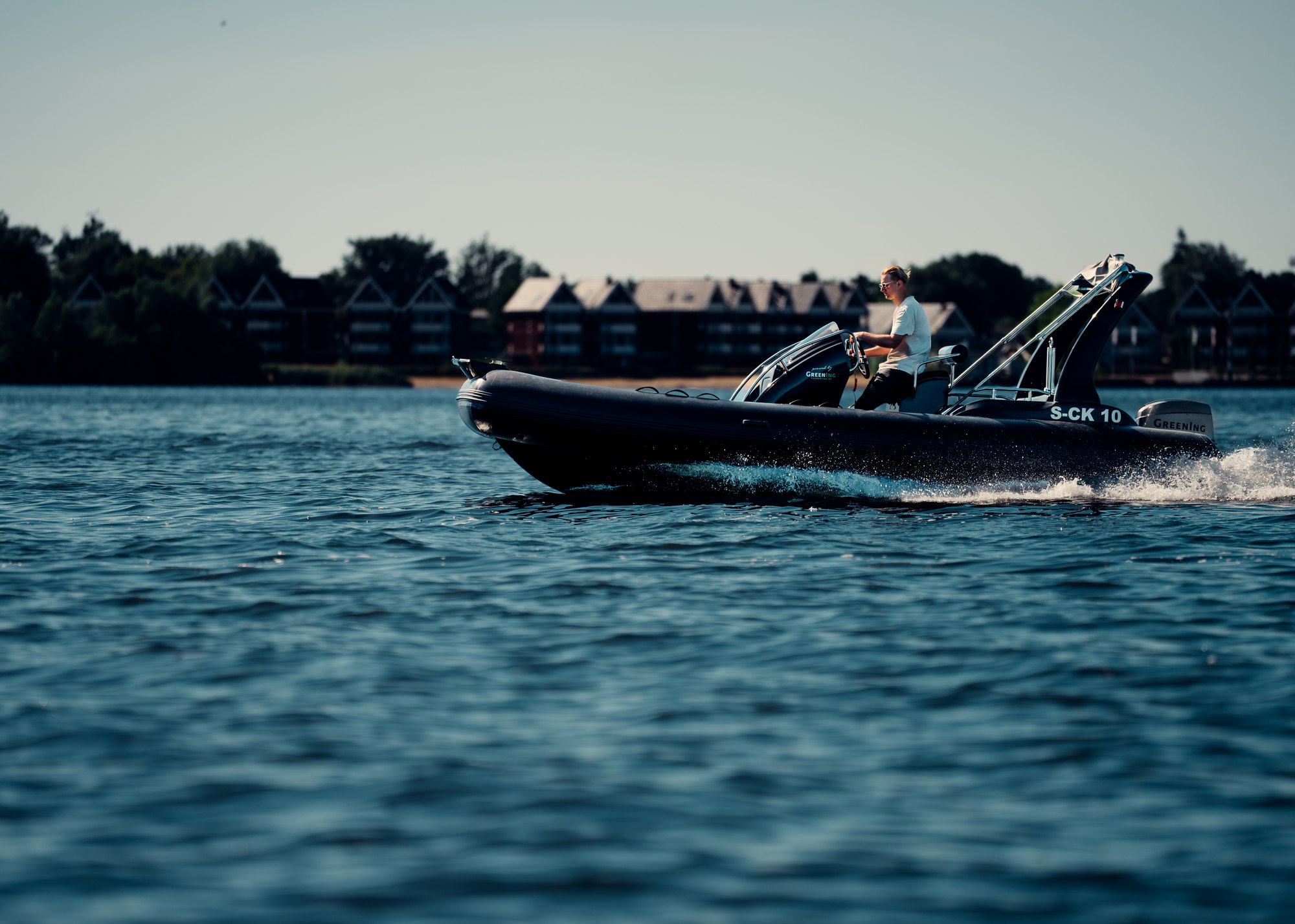 Electric RIB in Gleitfahrt