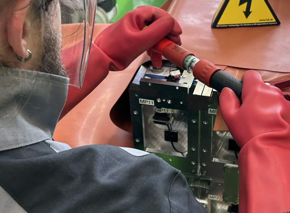 Montagearbeiten an einem Batteriesystem